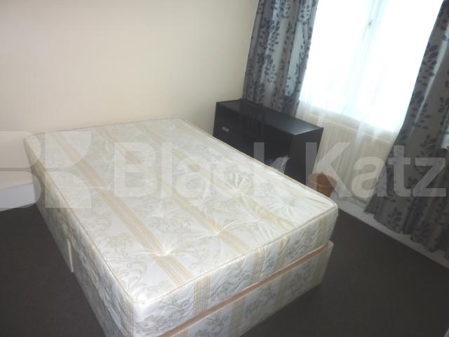 			LARGE 3/4 BED MINUTES TO BAYSWATER! , 3 Bedroom, 1 bath, 1 reception Flat			 Harrow Road , ROYAL OAK / LITTLE VENICE